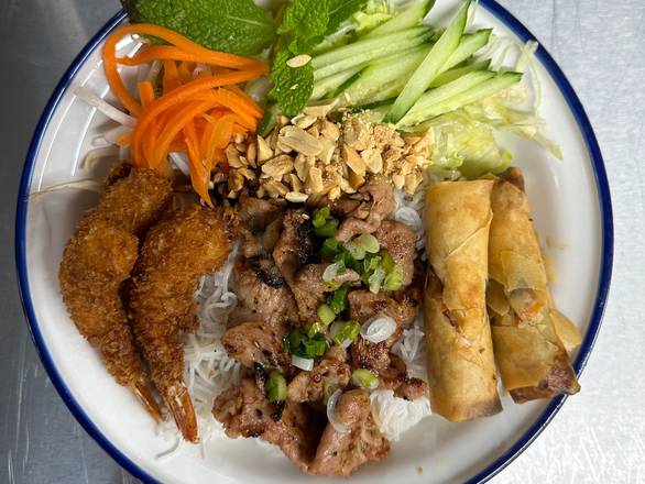 K8. All meats noodle bowl with three panko shrimp and two spring rolls  (Bún đặc biệt)