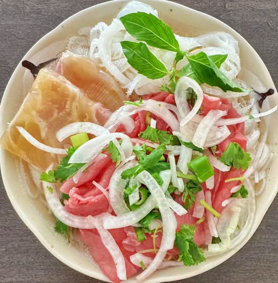 12. Rice Noodles with Eye Round Steak, Soft Tendon, and Beef Tripe (Pho tai, gan, sanch) (Large)