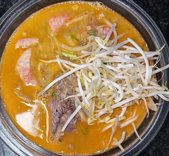 23. Beef Satay Sauce Rice Noodles in Soup (Large)