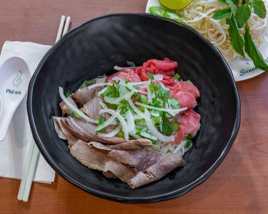 2. Rice Noodle with Eye Round Steak and Well-Done Flank (Pho tai, nam) (Large)
