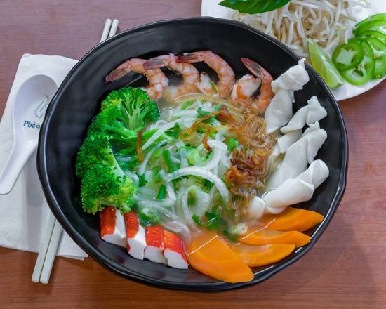 18. Rice Noodles in Soup With Prawns, Crab Meat, Squid, and Veggies (Pho do bien) (Large)