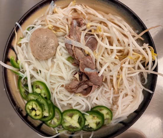 15. Rice Noodles with Well Done Flank, Fatty Brisket, Soft Tendon, and Beef (Pho nam, gau, gan, sach) (Large)
