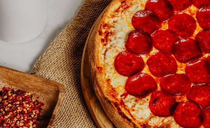 Petite Pizza au Pepperoni New-York / Small New-York Pepperoni Pizza