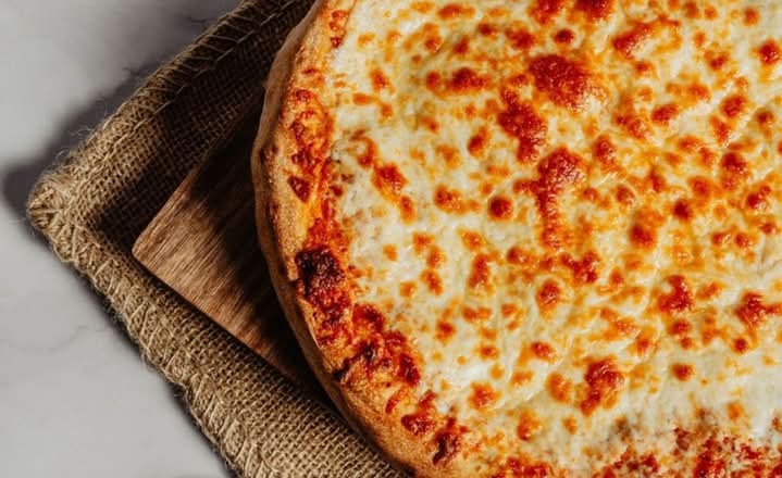 Petite Pizza au Fromage / Small Cheese Pizza