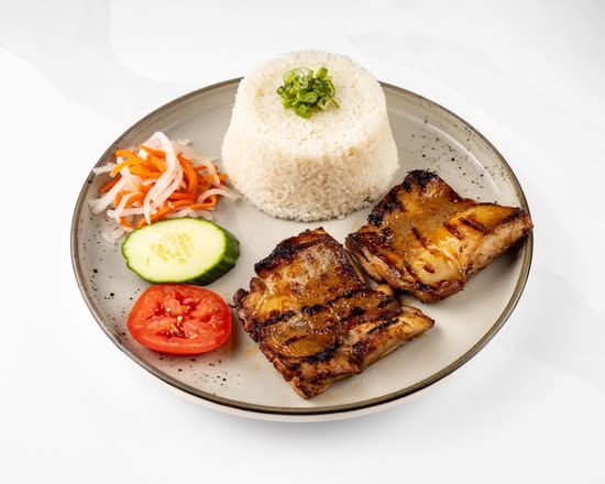 19. Cơm Gà Nướng, Sườn Nướng/Grilled chicken,grilled pork chop on broken rice