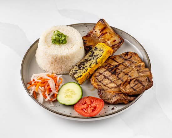 18. Cơm Tấm 3 Màu Gà Sườn Nướng Chả Trứng/Grilled chicken,grilled pork chop,steamed egg on broken rice