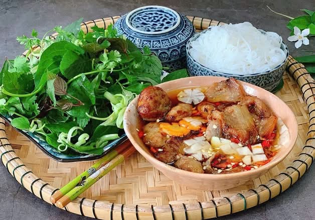 Northern grilled pork and noodles dish( bún chả Hà Nội)