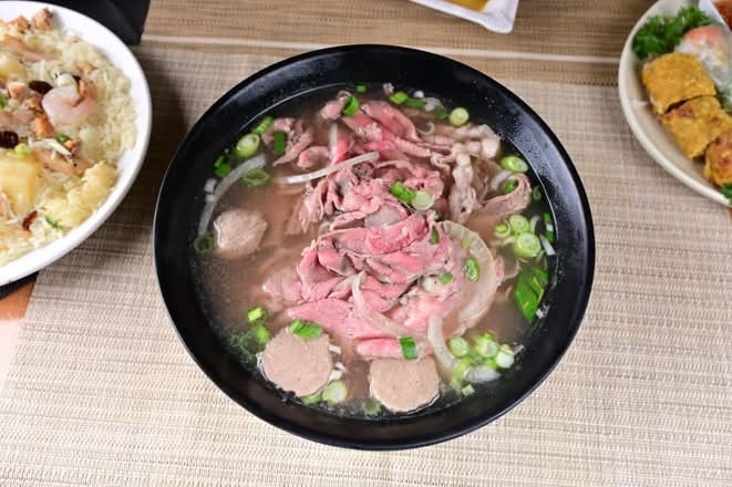 124 Beef Ball and Rare Beef Noodle Soup