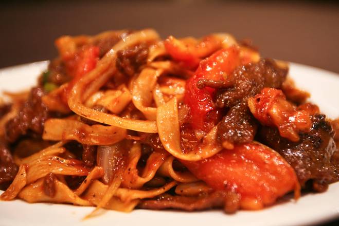 B11 Chef's Special Fried Hand-Pulled Noodle with Beef in Tomato 面对面茄汁牛肉炒面
