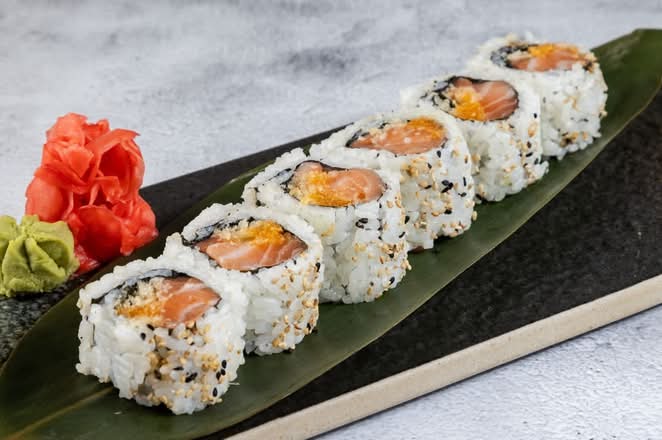 Spicy Salmon Maki (6)