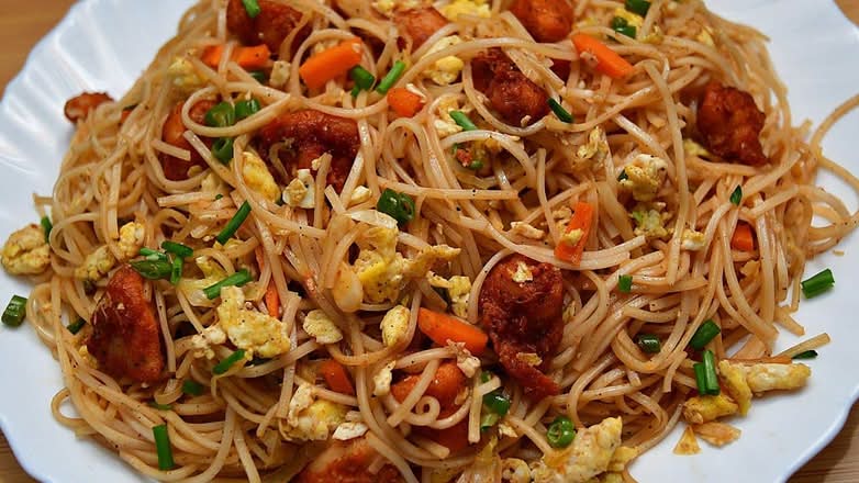 Chicken Noodles (come with 2 scrambled egg)