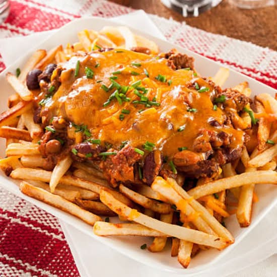 24. Frites avec sauce à la viande / 24. Fries with Meat Sauce