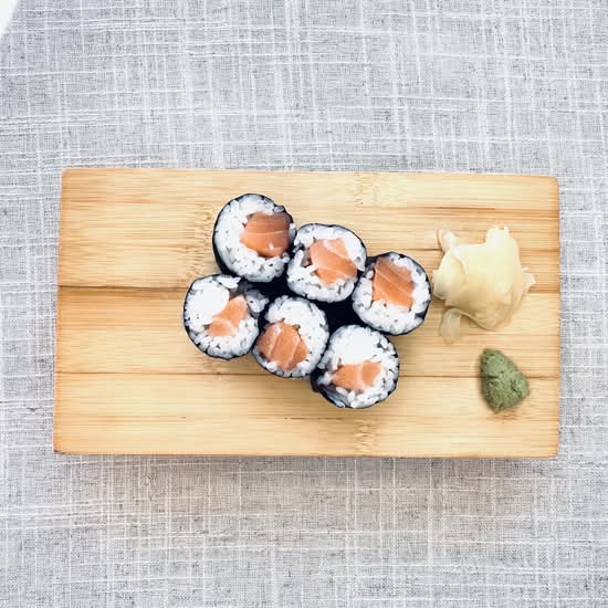 Salmon Roll (Hosomaki) サーモンロール