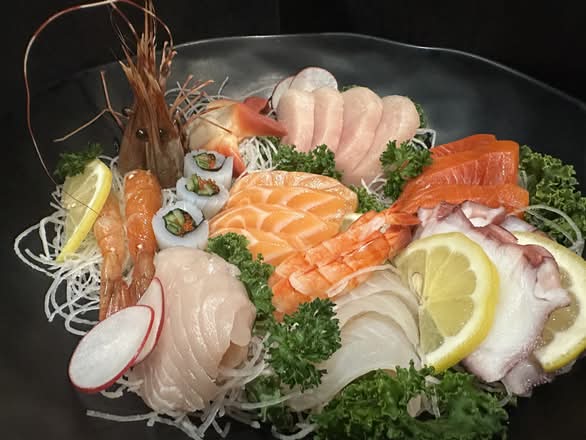Deluxe Sashimi (24 pcs)