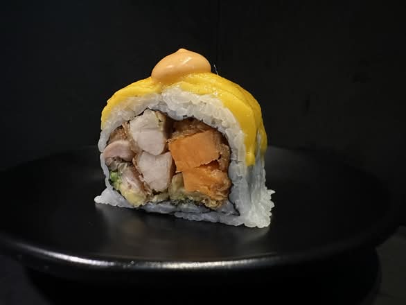 Golden Mango Roll (8pcs)