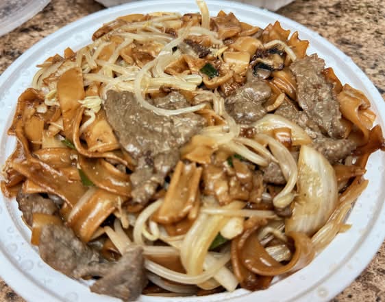 108. Stir-Fried Flat Rice Noodles with Sliced Beef in Soy Sauce 干炒牛河