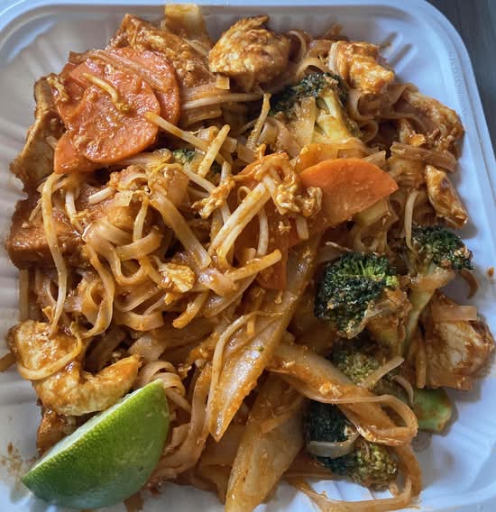 S14. Chicken Pad Thai.( Crushed peanut)