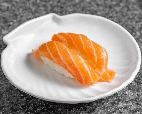 Salmon Sushi (2 pcs)