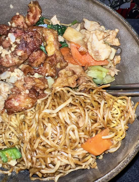 96.Chong Qing Chow Mein with Meat and Seafood
