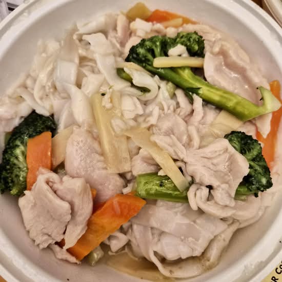 103.Sliced Chicken with Broccoli Chow Mein