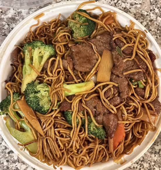 102.Sliced Beef with Broccoli Chow Mein