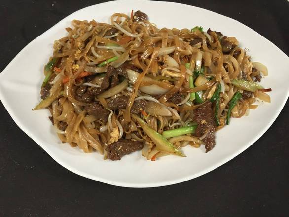 35. Stir Fried Rice Noodle with Beef