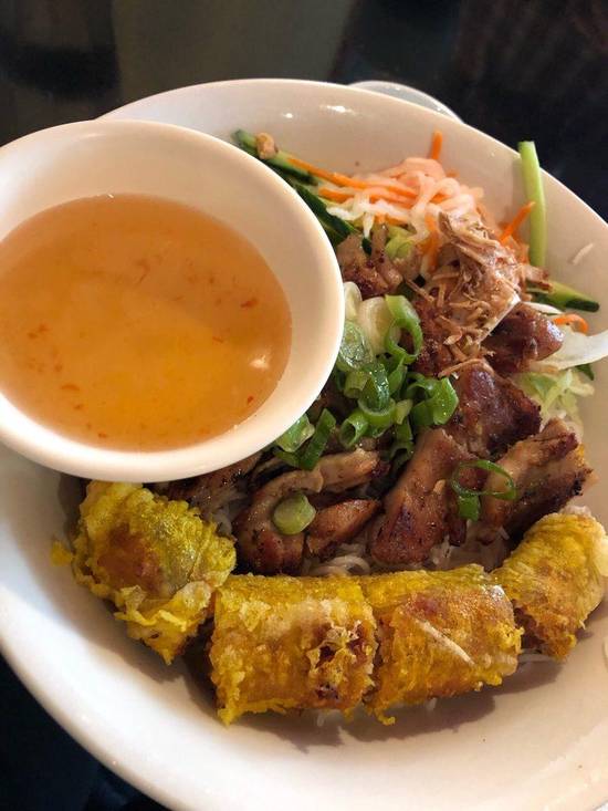54. Lemongrass Chicken and Spring Roll Vermicelli (Bún Gà Nướng, Chả Giò) (香茅鸡肉,炸春卷米粉)