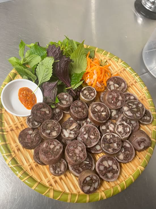148. Đĩa Dồi Huyết Nhỏ ( Có Rau Và Mắm Tôm)/ Pork Blood Sauge W Herbs & Shrimp Paste (200gr)