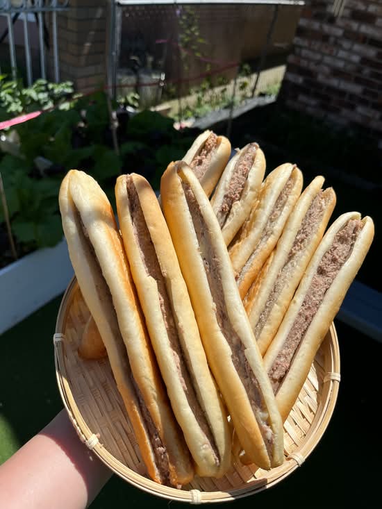 Bánh Mì Que Không Ruốc (10c)/ Mini Baguette W Pork Pate (10pcs) W Home Made Chilli Sauce
