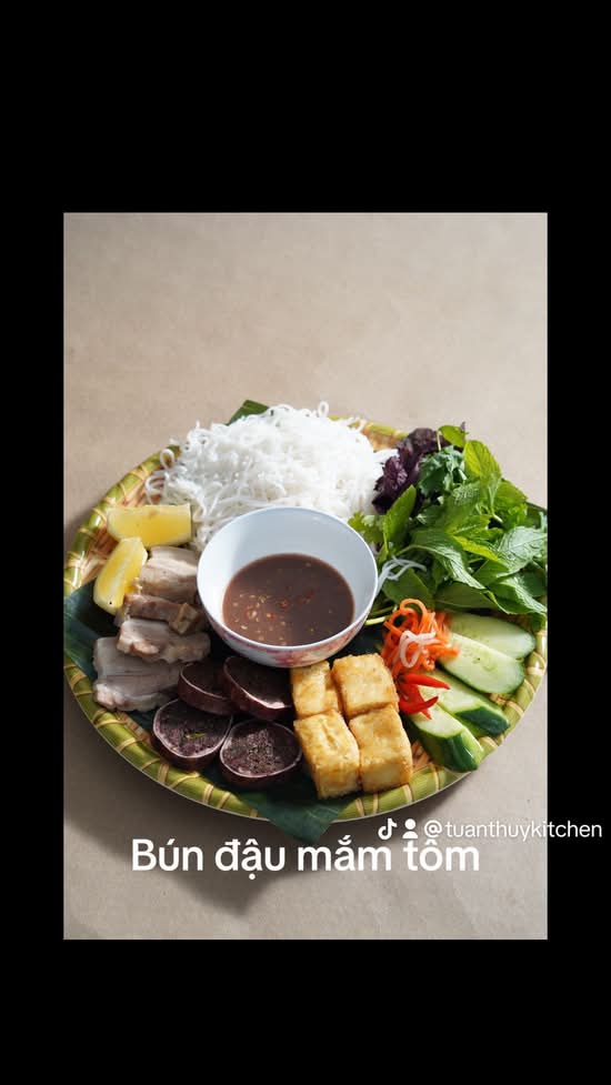 122. Bún Đậu Mắm Tôm/ Vermicelli W Fried Tofu, Squid Cake,Pork Hock & Pork Blood Sausage