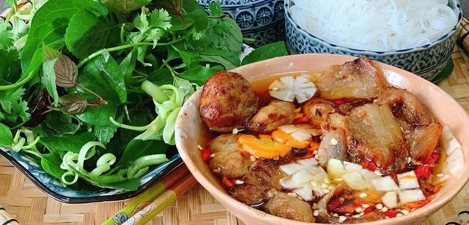 110. Bún Chả Obama/ Obama Grilled Pork Vermicelli