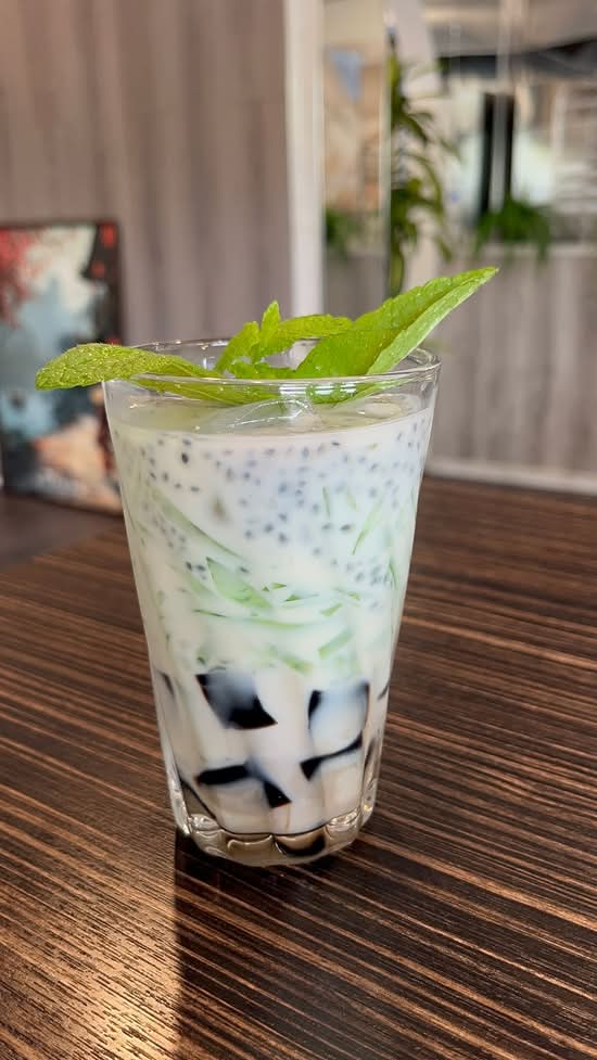 208. Sữa Đậu Nành Sương Sáo Đen, Thạch Lá Dứa Hạt É/ Soymilk W Grass Jell, Pandan Jelly, Chia Seeds