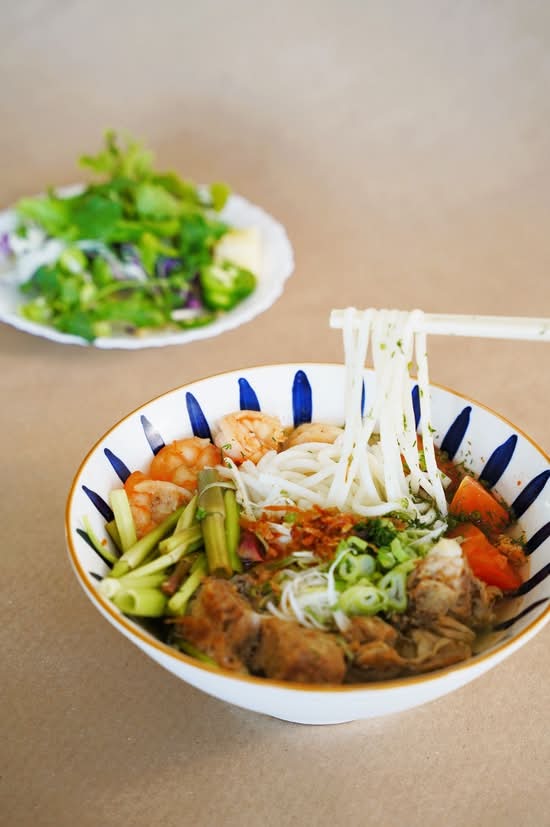 62. Bún Tôm Sườn Hải Phòng/ Pork Ribs and Shrimp W Rice Noodle In Prawn Broth