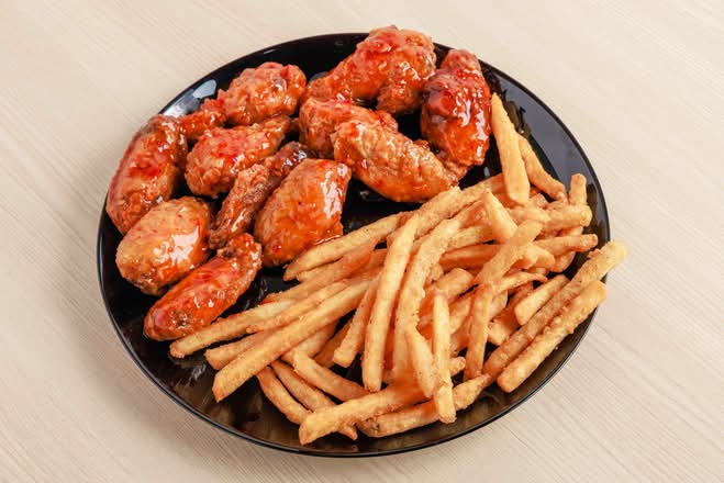 Cha Cha’s Large Wings & Fries 🌙🔥