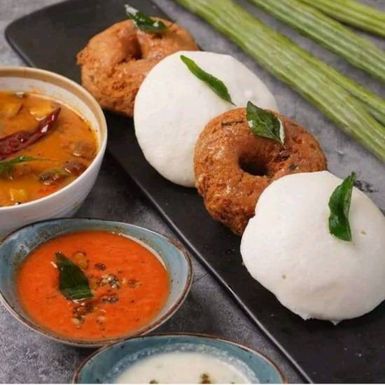 IDLY VADA COMBO ( 2 pcs Idly and 2 pcs Vada)