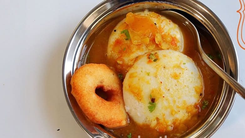 Sambar Dipped Idly Vada Combo(2PCS EACH)