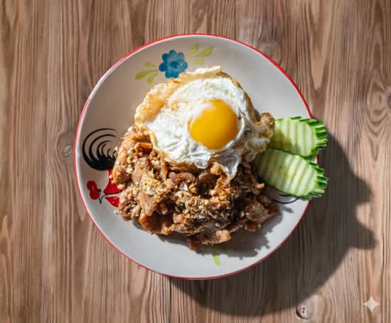 Kao Moo Kratiem ข้าวหมูกระเทียมไข่ดาว
