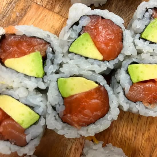 Avo Salmon Roll (6 pcs)