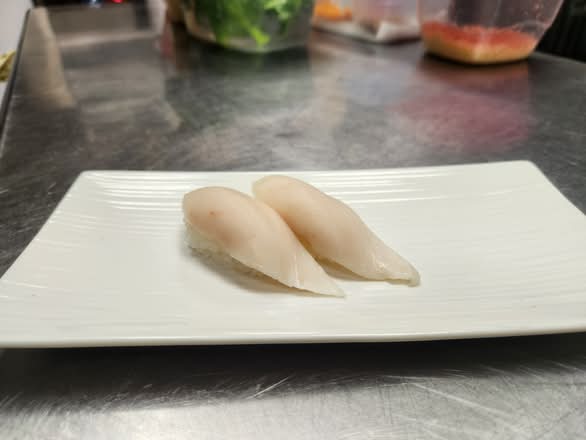 White Tuna Sushi (2 pcs)