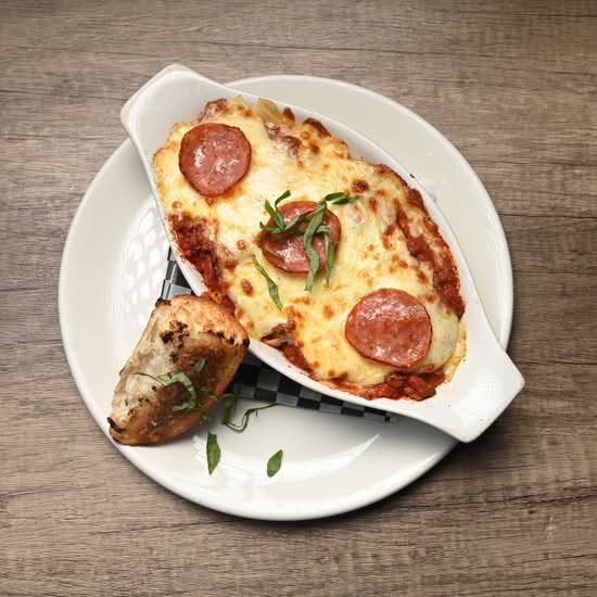Lasagne gratinée (Sauce à la viande et pepperoni)