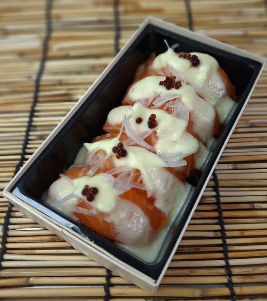 Apple Salmon Sushi (5 pcs)