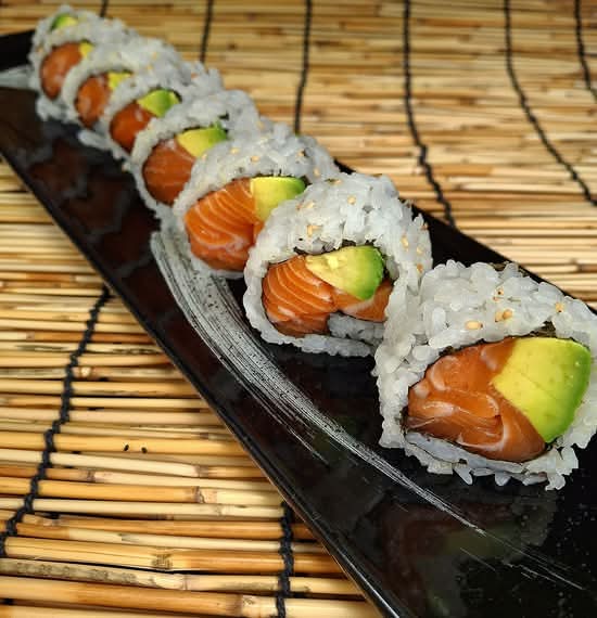 Salmon and Avocado Roll (8 pcs)