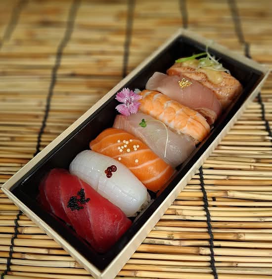 Sushi Moriawase (7 pcs)