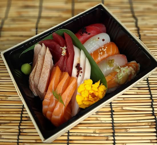 Sashimi and Sushi (17 pcs)