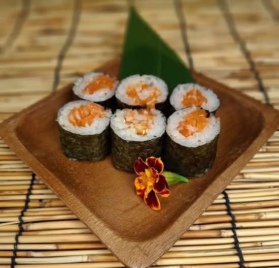 Spicy Salmon Maki (6 pcs)