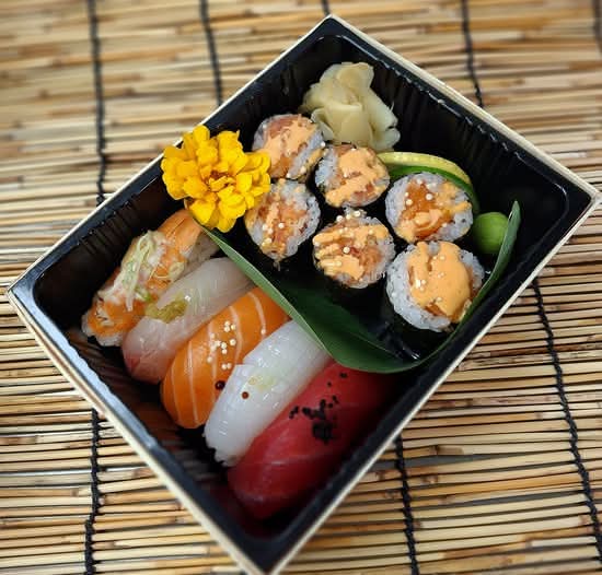 Sushi and Maki(11 pcs)