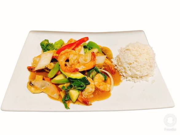 Crevettes sautés aux cari rouge avec lait de coco et basilic frais / Curry Shrimp with Coconut Milk and Fresh Basil
