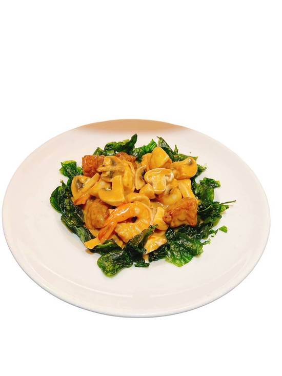 Crevettes sautées aux épinard croustillants dans une sauce aux arachides /  Peanut Butter Shrimp Served with Crispy Spinach