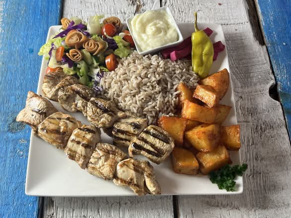 Chicken Skewers Plate (Brochettes de Poulet) (2 pcs)