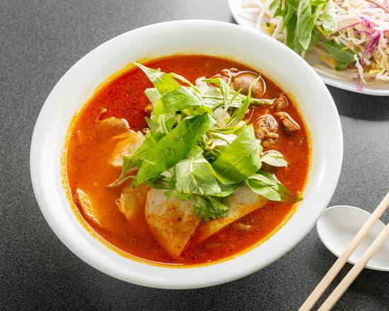 304. Hue Style Beef and Pork with Blood Pudding and Vermicelli in Spicy Soup 順化米粉